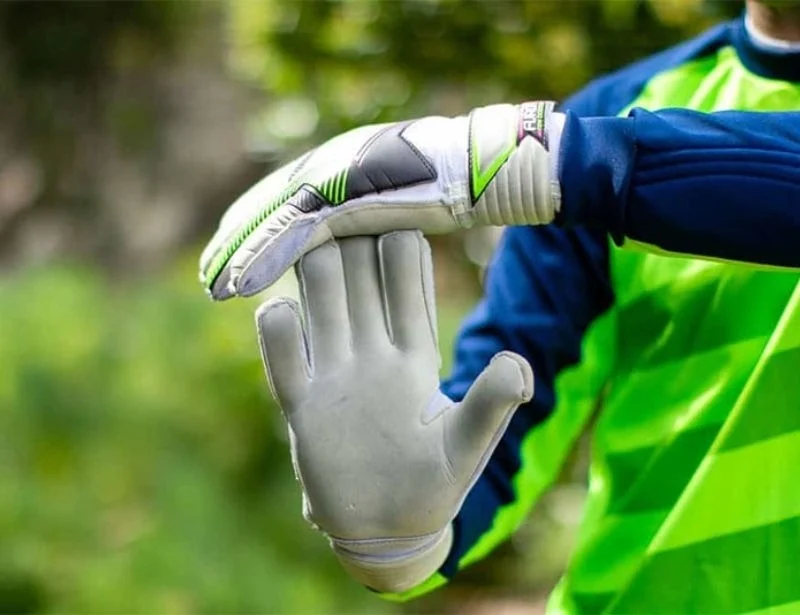 Găng thủ môn hôi phải làm sao? Cách xử lý găng hôi tận gốc, sạch nhanh và giữ độ bám lâu dài