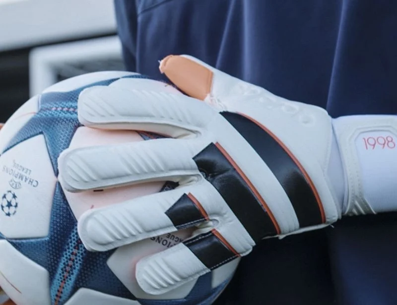 Găng thủ môn hôi phải làm sao? Cách xử lý găng hôi tận gốc, sạch nhanh và giữ độ bám lâu dài