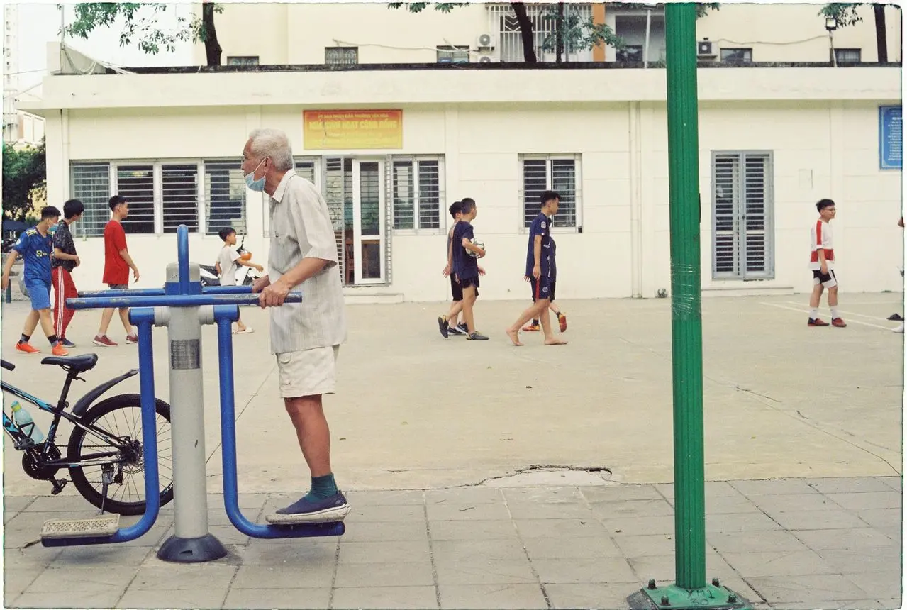 Bí Quyết Chăm Sóc Người Lớn Tuổi Khoa Học: Hướng Dẫn Toàn Diện Cho Gia Đình