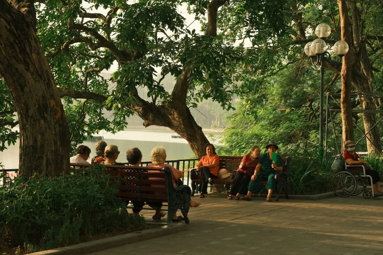 Bí Quyết Chăm Sóc Người Lớn Tuổi Khoa Học: Hướng Dẫn Toàn Diện Cho Gia Đình