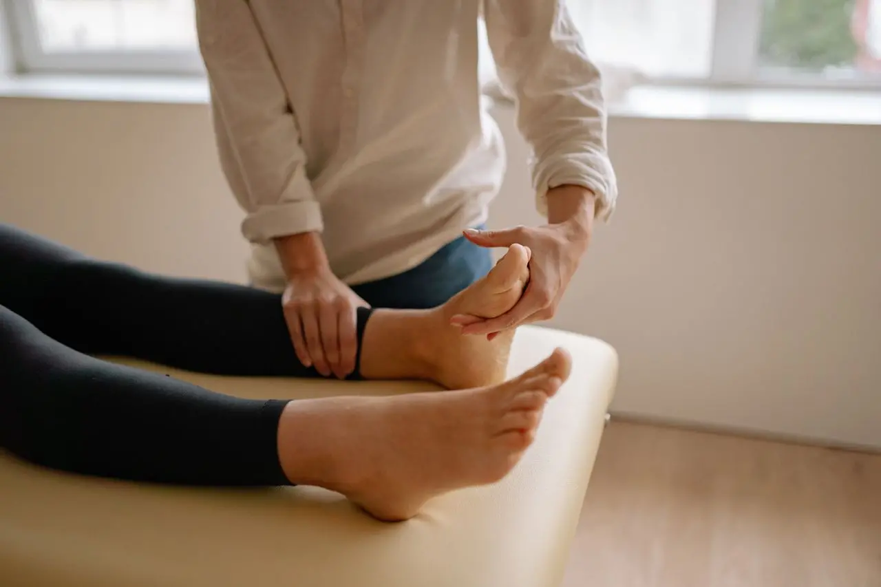 Bong Gân Cổ Chân Bao Lâu Thì Khỏi? Hướng Dẫn Cách Chăm Sóc Tại Nhà Và Bài Tập Phục Hồi