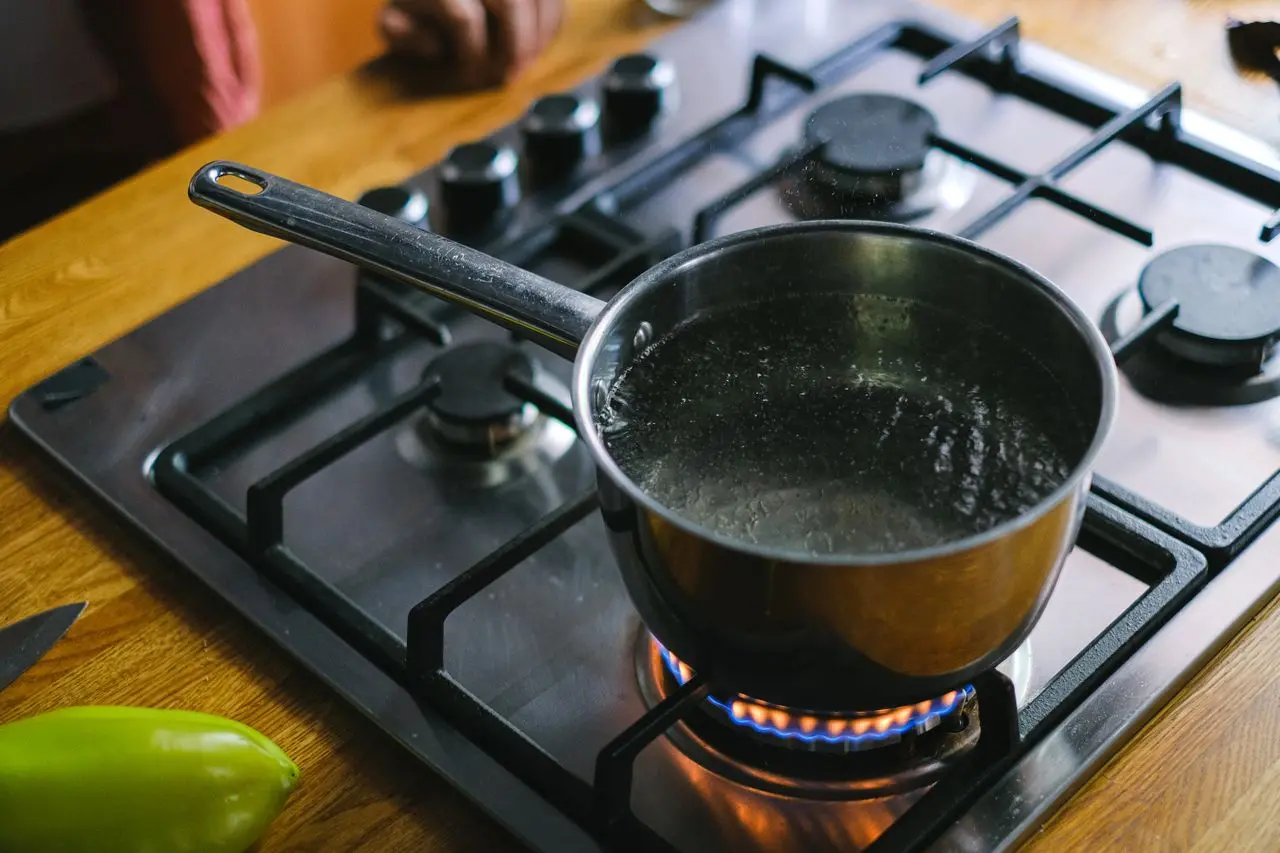 Chườm Nóng Hay Chườm Đá? Nguyên Tắc Phục Hồi Cơ Bắp Đúng Cách Trong Thể Thao