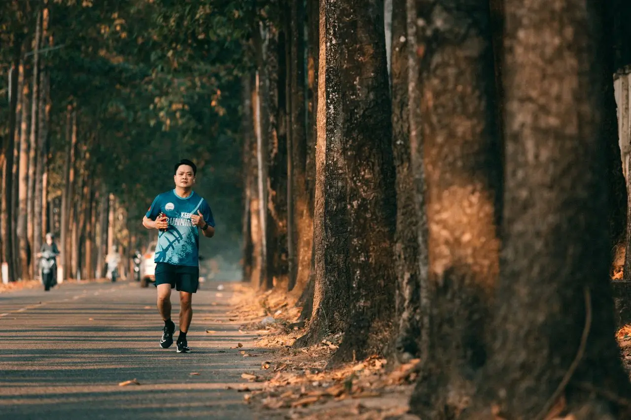 Chạy Bộ Buổi Sáng Hay Buổi Tối Tốt Hơn? Cách Chọn Khung Giờ Chạy Phù Hợp