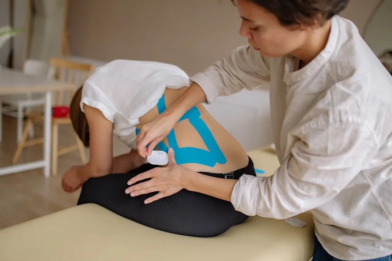 Giải Mã Các Vấn Đề Sức Khỏe Dân Văn Phòng & Bí Quyết Xua Tan Tê Bì Tay Chân, Đau Thắt Lưng Ngồi Nhiều Với Gel Nóng LIGPRO