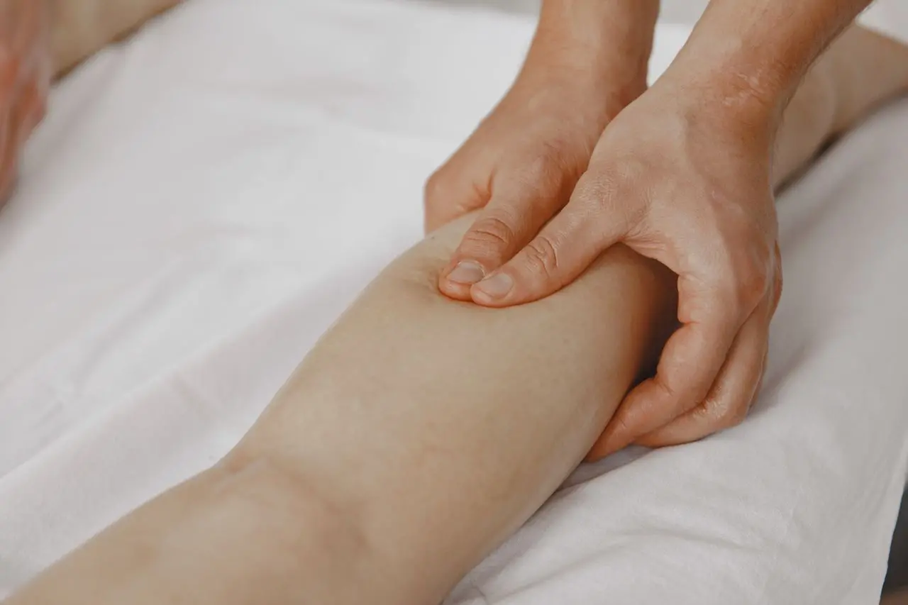 Có Nên Chạy Bộ Khi Trời Mưa? Giải Mã Rủi Ro & Bí Quyết Chăm Sóc Đôi Chân