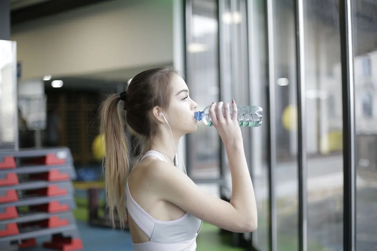 Chỉ Cần Uống Nước Khi Cảm Thấy Khát? Quy Tắc Bổ Sung Nước Khoa Học Khi Tập Luyện